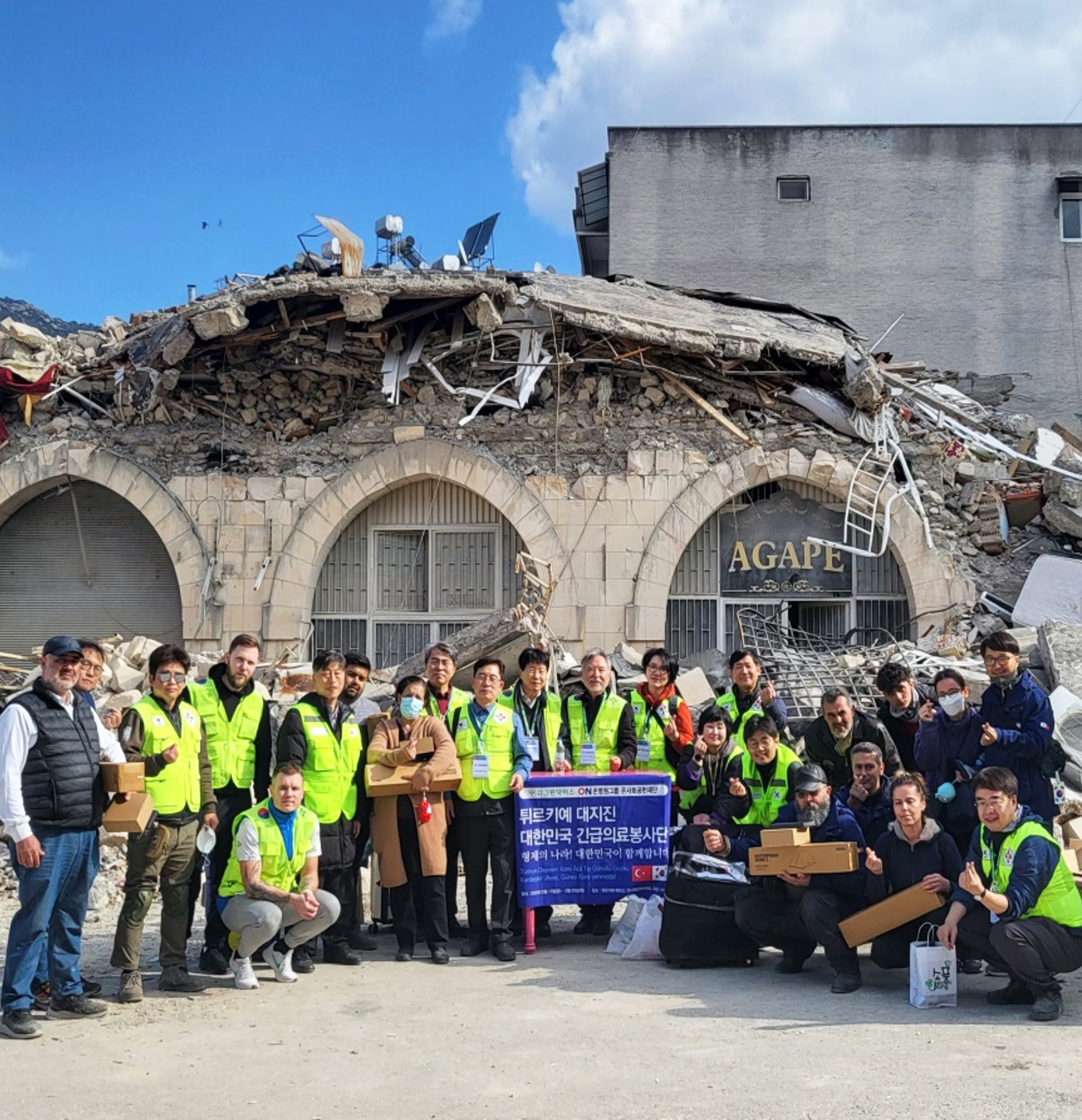 Türkiye Earthquake Emergency Medical Relief Team-EXCOSMIC supports relief efforts with its survival kit, combining a hand-crank generator and portable heating pad.
